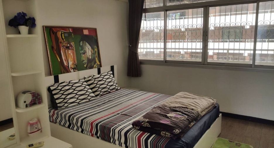 For sale 4 bed condo in Huai Khwang, Bangkok