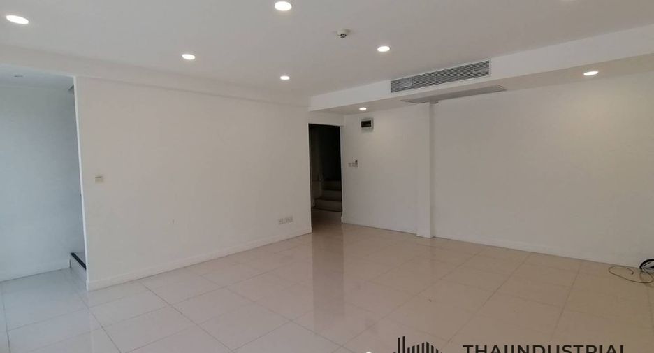 For rent warehouse in Phra Khanong, Bangkok