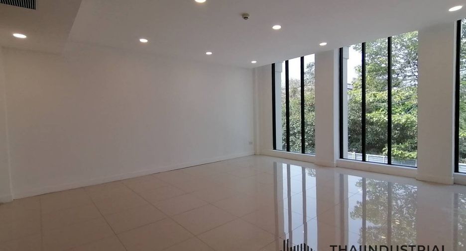 For rent warehouse in Phra Khanong, Bangkok