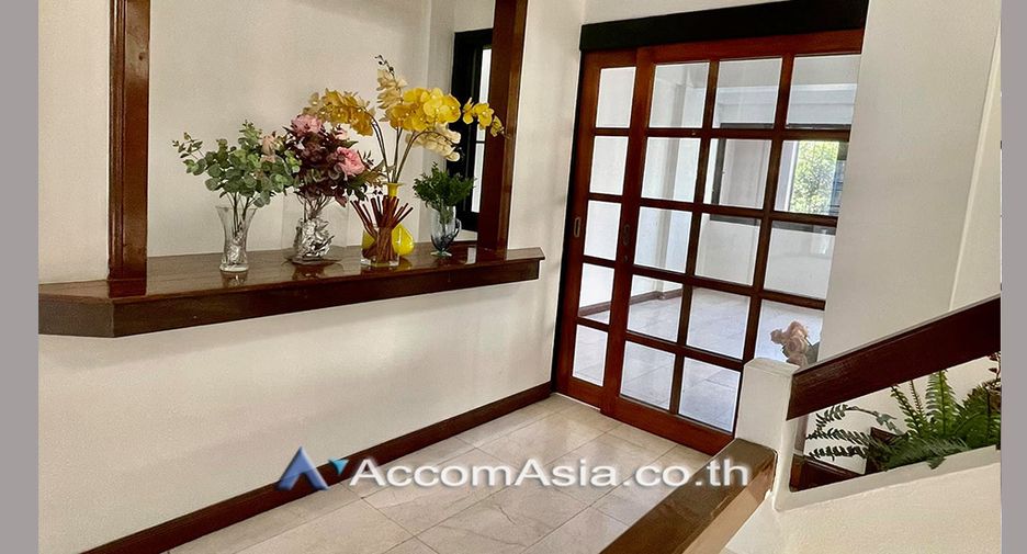 For rent 8 Beds townhouse in Khlong Toei, Bangkok