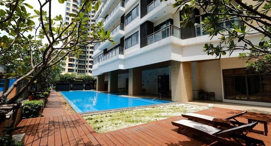 For sale 3 bedrooms condo in Khlong Toei, Bangkok