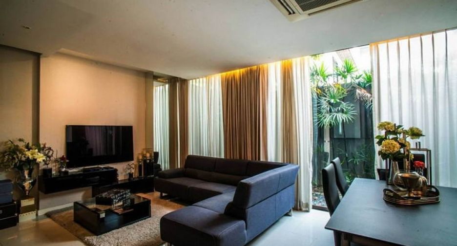For sale そして for rent studio townhouse in Watthana, Bangkok
