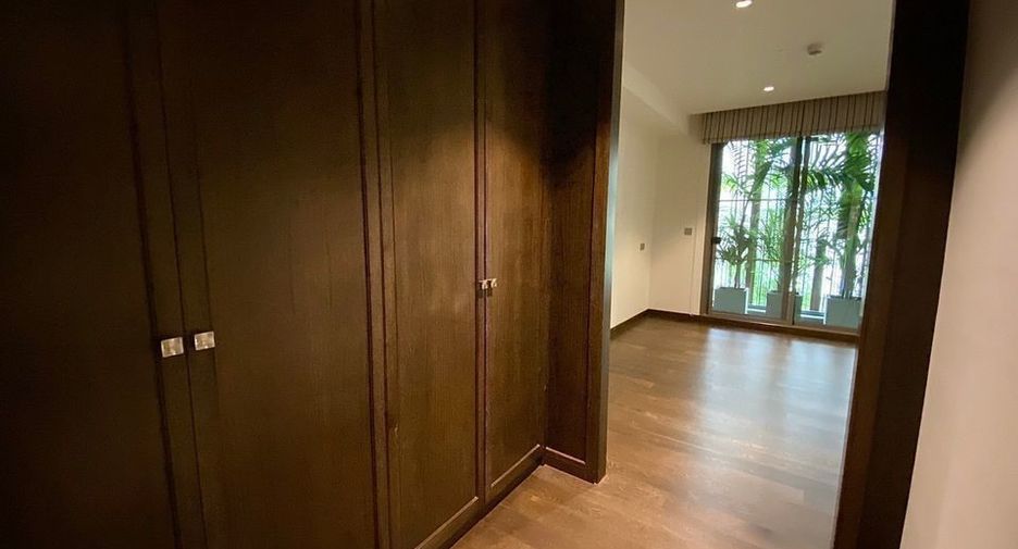 For rent 3 bedrooms condo in Yan Nawa, Bangkok
