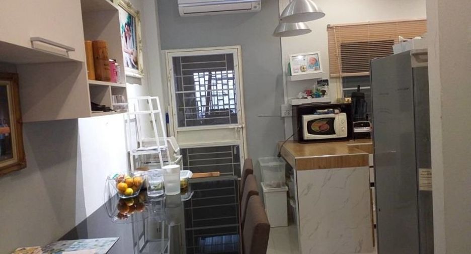 For sale 2 bed retail Space in Mueang Chai Nat, Chainat