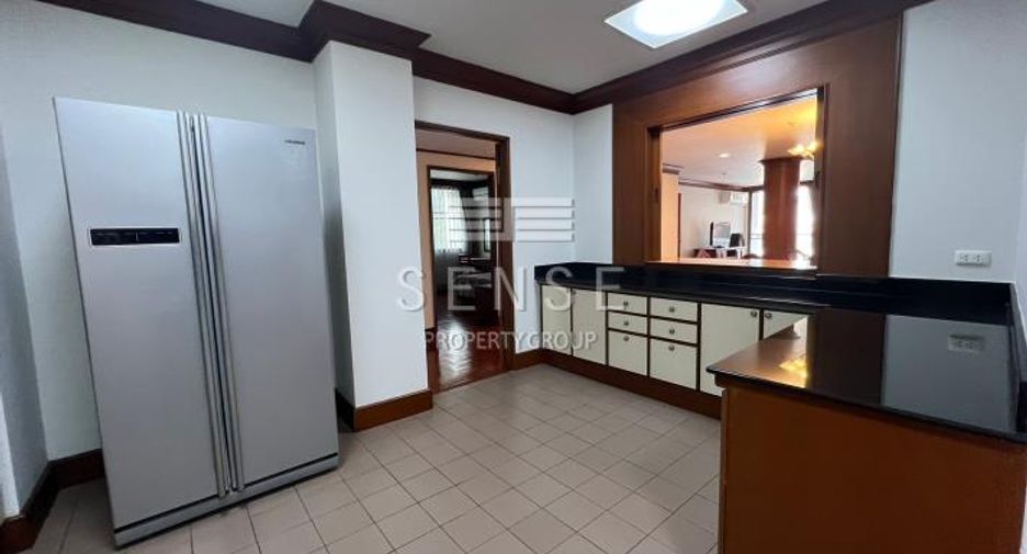 For rent 3 bedrooms condo in Khlong Toei, Bangkok