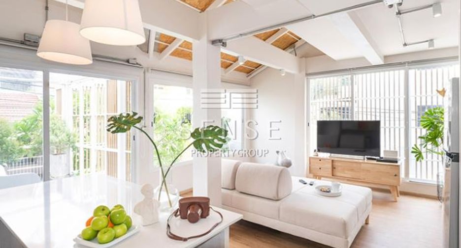 For rent 5 bedrooms townhouse in Watthana, Bangkok
