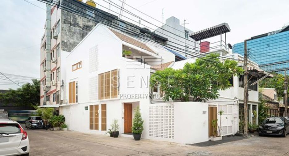 For rent 5 bedrooms townhouse in Watthana, Bangkok
