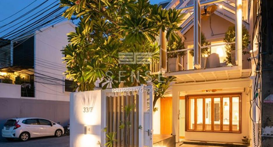 For rent 5 bedrooms townhouse in Watthana, Bangkok
