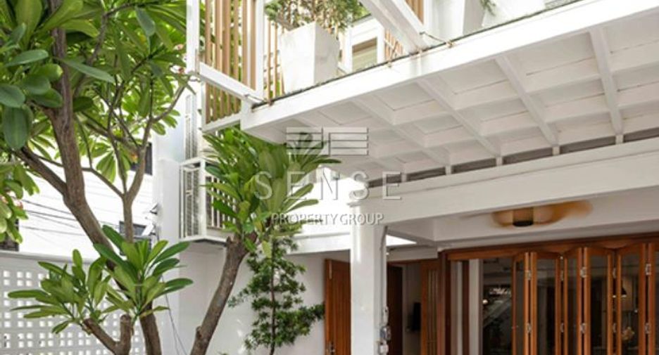 For rent 5 bedrooms townhouse in Watthana, Bangkok