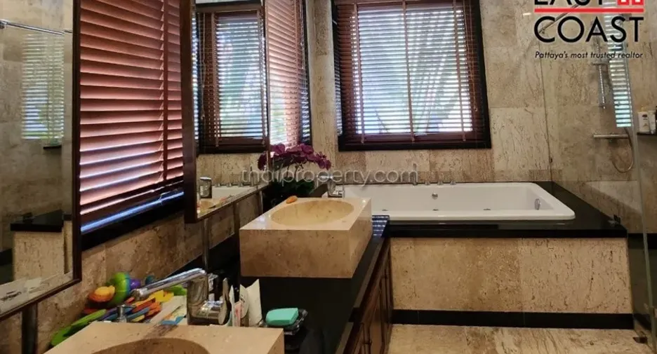 For sale 4 bedrooms house in Na Jomtien, Pattaya