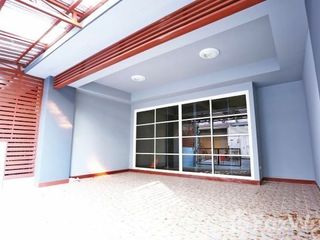 For sale 3 bed townhouse in Lat Phrao, Bangkok