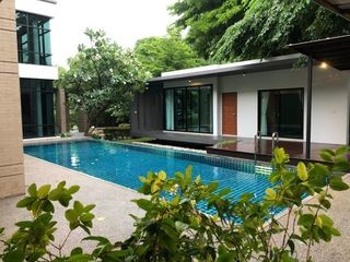 For rent 4 Beds villa in Huai Khwang, Bangkok
