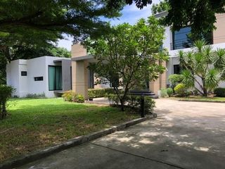 For rent 4 Beds villa in Huai Khwang, Bangkok