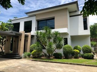 For rent 4 Beds villa in Huai Khwang, Bangkok