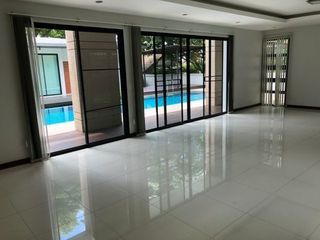 For rent 4 Beds villa in Huai Khwang, Bangkok