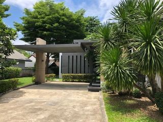 For rent 4 Beds villa in Huai Khwang, Bangkok