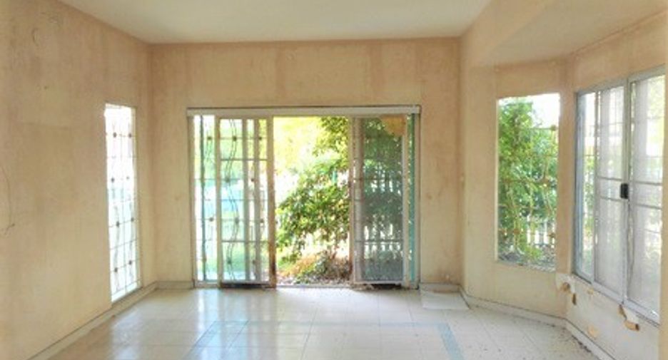 For sale 3 bedrooms house in Krathum Baen, Samut Sakhon
