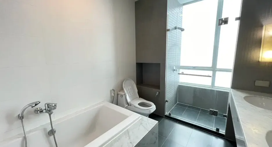 For rent 3 bedrooms condo in Watthana, Bangkok