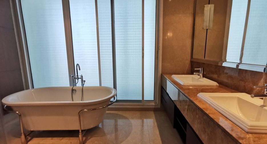 For rent そして for sale 4 ベッドルーム condo in Khlong Toei, Bangkok