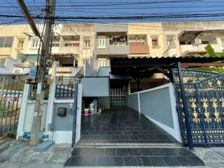 For rent 5 bed townhouse in Din Daeng, Bangkok