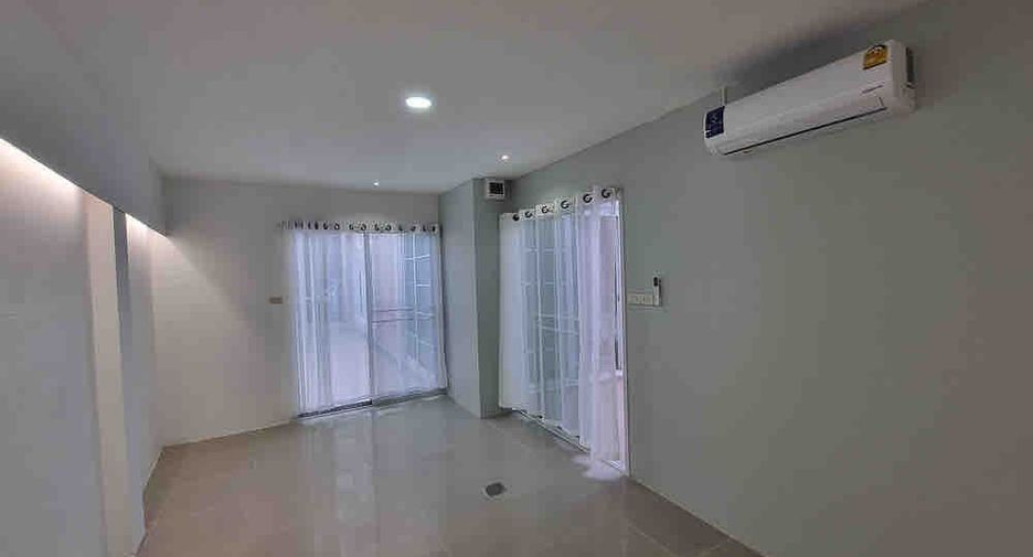 For rent 4 bed townhouse in Phasi Charoen, Bangkok