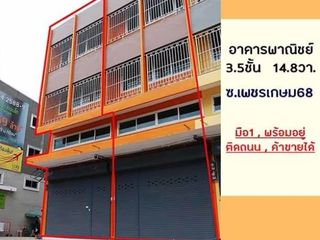 For sale 3 bedrooms retail Space in Bang Khae, Bangkok