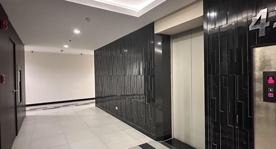 For sale 3 bedrooms condo in Khlong Toei, Bangkok