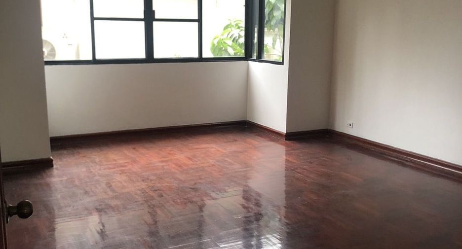 For rent 4 bed townhouse in Pathum Wan, Bangkok