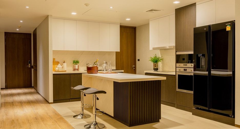For rent 3 bedrooms condo in Khlong Toei, Bangkok