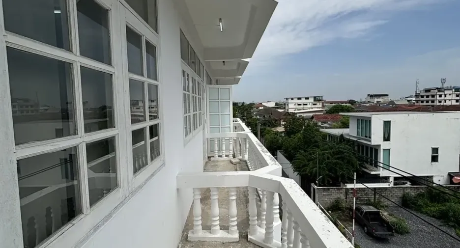 For rent office in Phra Khanong, Bangkok