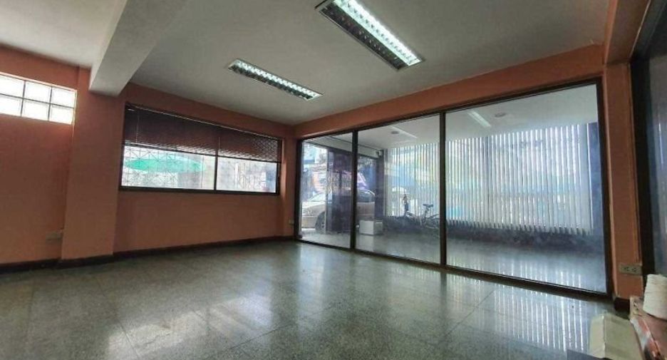 For sale 4 bedrooms retail Space in Wang Thonglang, Bangkok