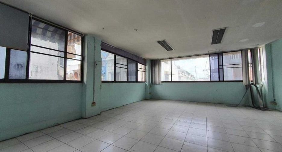 For sale 4 bedrooms retail Space in Wang Thonglang, Bangkok