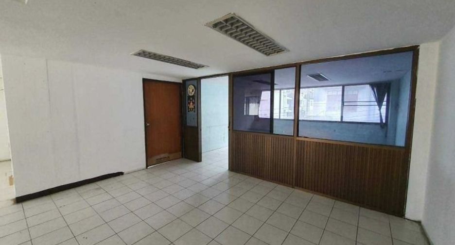 For sale 4 bedrooms retail Space in Wang Thonglang, Bangkok