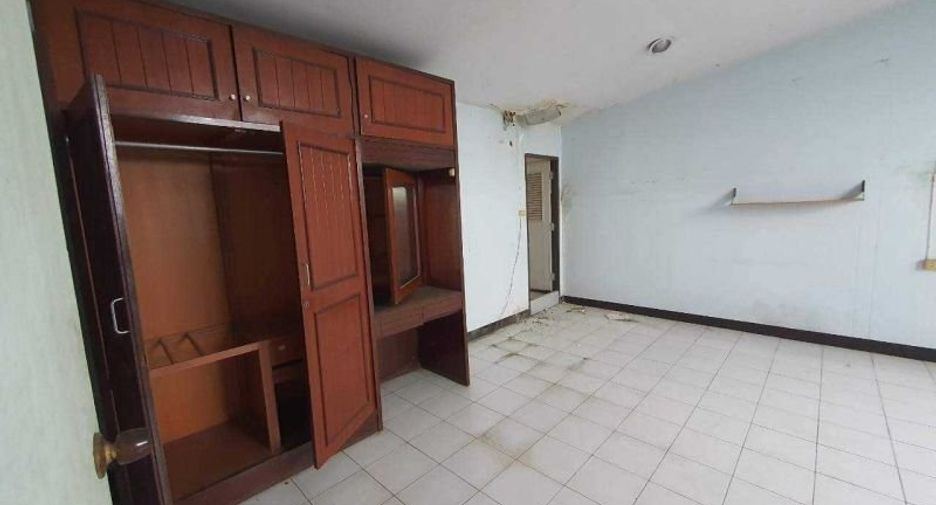 For sale 4 bedrooms retail Space in Wang Thonglang, Bangkok