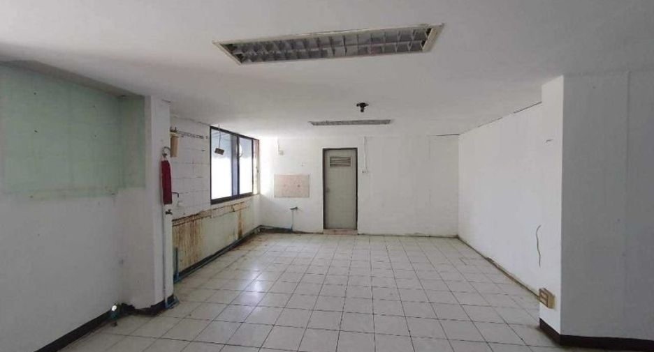For sale 4 bedrooms retail Space in Wang Thonglang, Bangkok