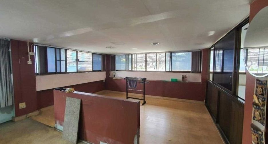 For sale 4 bedrooms retail Space in Wang Thonglang, Bangkok