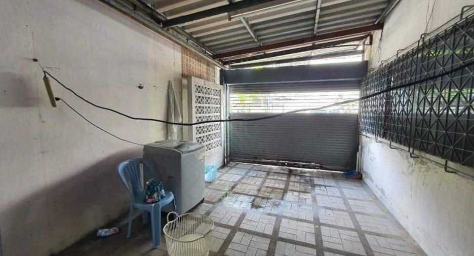 For sale 4 bedrooms retail Space in Wang Thonglang, Bangkok