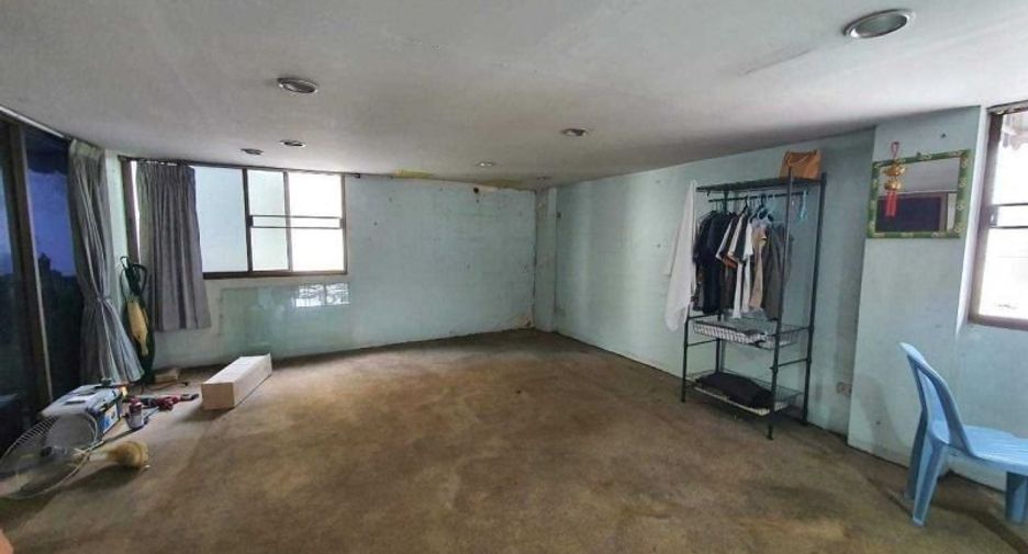 For sale 4 bedrooms retail Space in Wang Thonglang, Bangkok