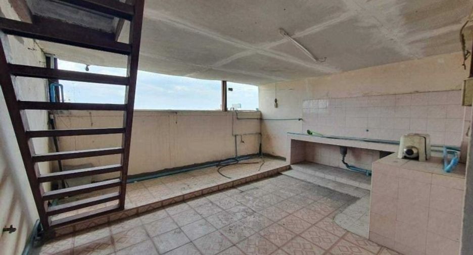 For sale 4 bedrooms retail Space in Wang Thonglang, Bangkok