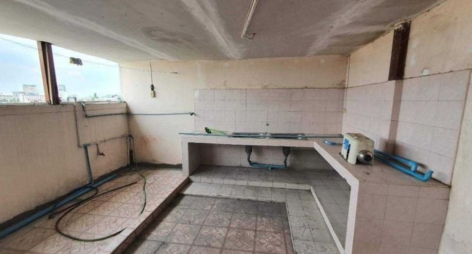 For sale 4 bedrooms retail Space in Wang Thonglang, Bangkok