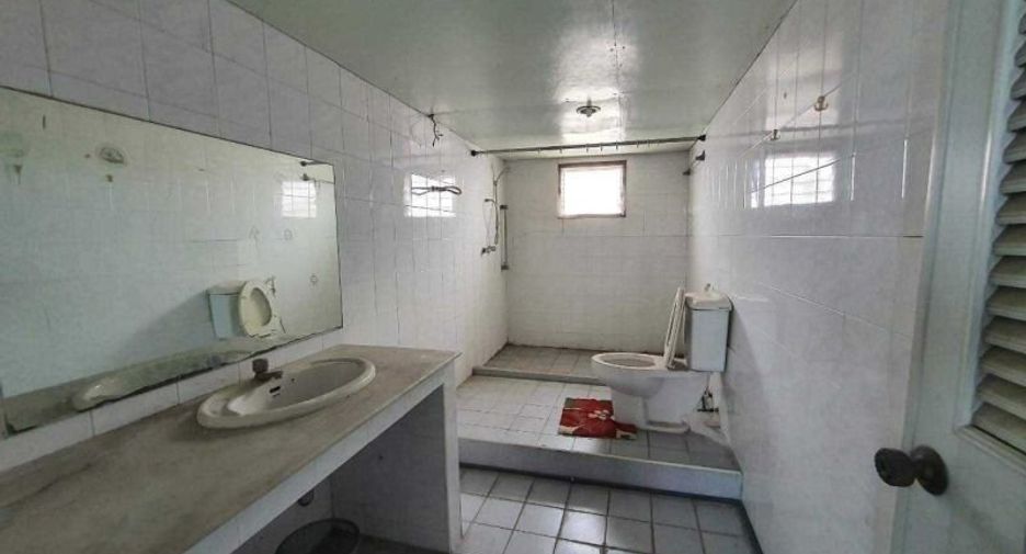 For sale 4 bedrooms retail Space in Wang Thonglang, Bangkok