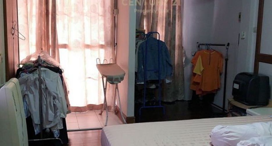 For sale 4 bedrooms townhouse in Huai Khwang, Bangkok