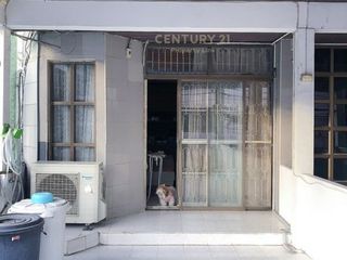 For sale 4 bedrooms townhouse in Huai Khwang, Bangkok