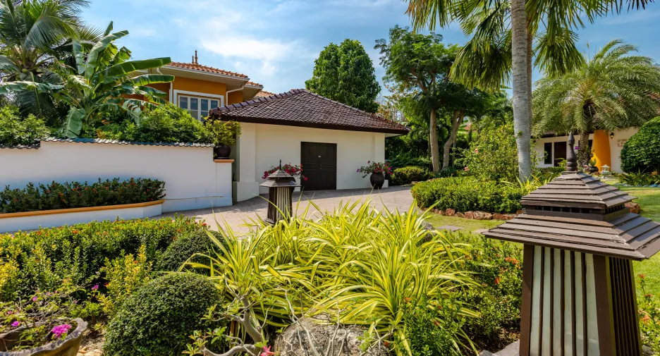 For sale 6 bed villa in Hua Hin, Prachuap Khiri Khan