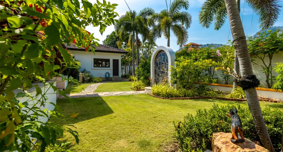 For sale 6 bed villa in Hua Hin, Prachuap Khiri Khan