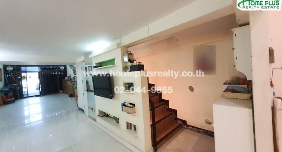 Gewerbefläche zum Kauf mit 3 Zimmer in Phra Khanong, Bangkok