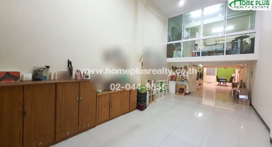 Gewerbefläche zum Kauf mit 3 Zimmer in Phra Khanong, Bangkok