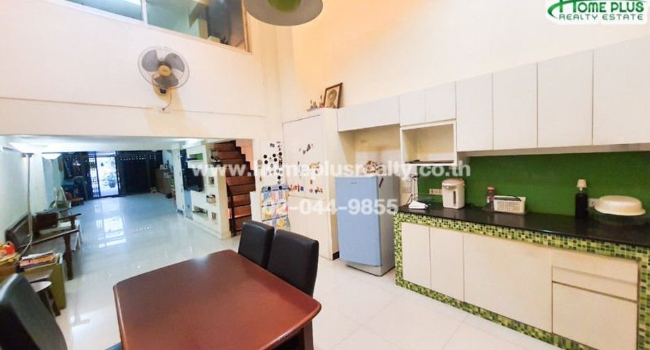Gewerbefläche zum Kauf mit 3 Zimmer in Phra Khanong, Bangkok