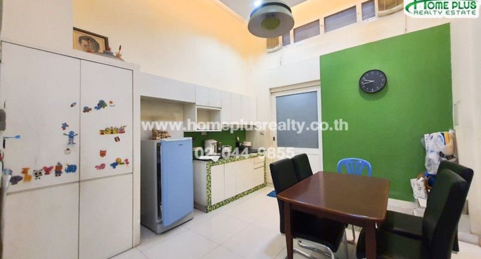 Gewerbefläche zum Kauf mit 3 Zimmer in Phra Khanong, Bangkok