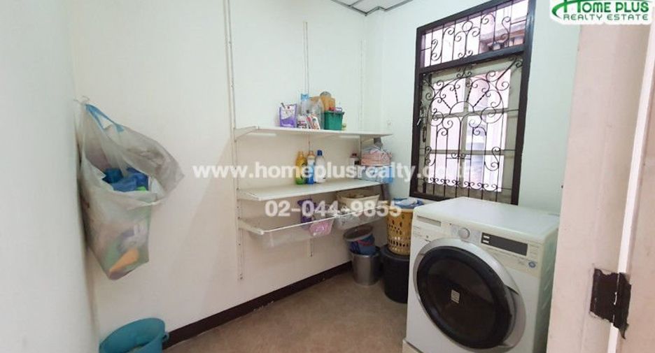 Gewerbefläche zum Kauf mit 3 Zimmer in Phra Khanong, Bangkok
